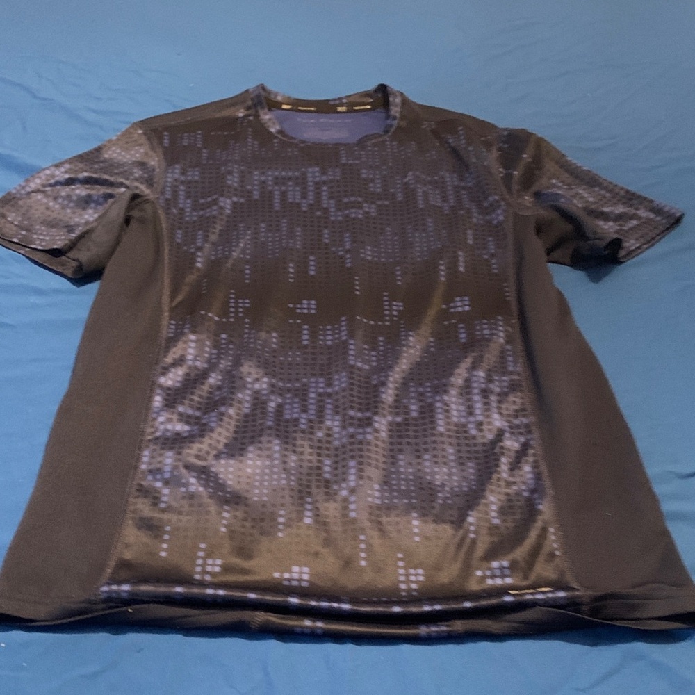 Men's Black and Gray Patterned Tee